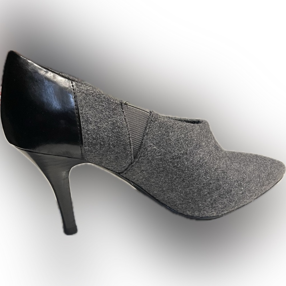 Tahari Grey wool and leather 2 1/2 heel pump